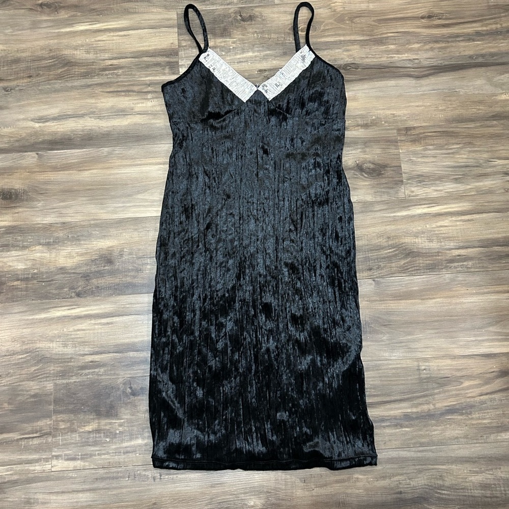 Stylish Black Dress with Lace Detail Perfect For New Years - Picture 2 of 8